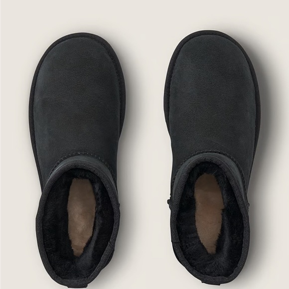 UGG BRAND NEW IN THE BOX BLACK CLASSIC MINI 🖤 - Picture 2 of 3